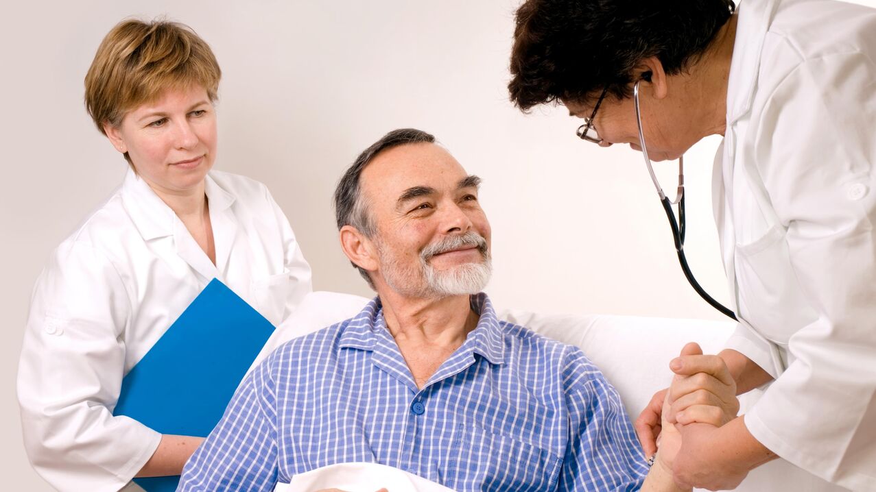 Arzt behandelt Patienten wegen Prostatitis