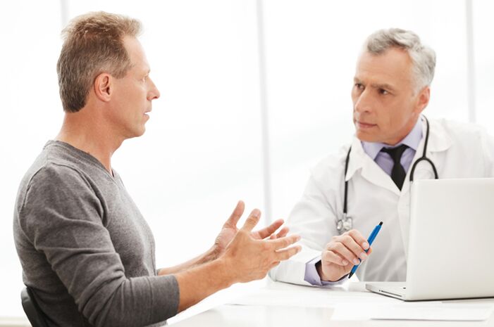 Ein Mann mit chronischer Prostatitis bei einem Arzttermin.